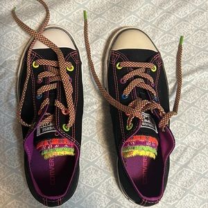 New w/out tags Converse - size mens 4 /women 6